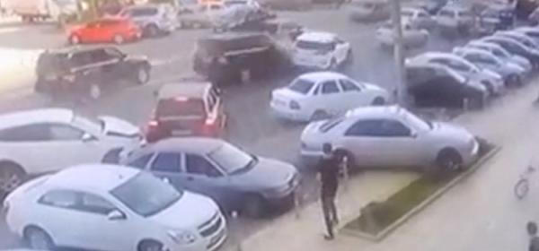 В Махачкале уходя от погони, преступник протаранил кучу легковушек
